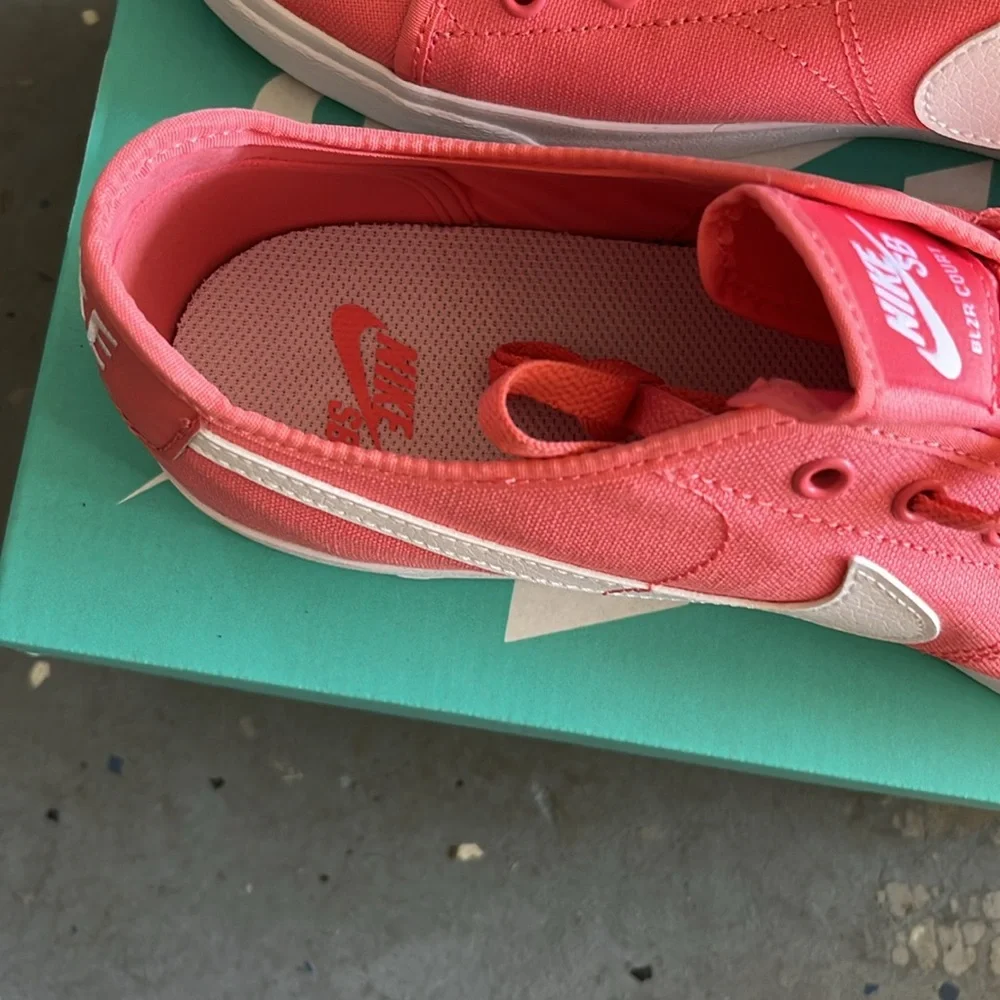 Never Worn!! Nike pink salt women’s sneakers size 10.5 - Picture 2 of 3